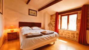 3 bedrooms, iron/ironing board, WiFi, bed sheets