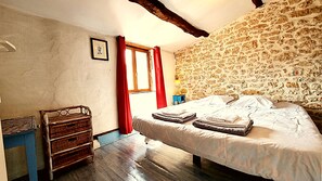 3 bedrooms, iron/ironing board, WiFi, bed sheets