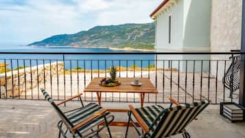 Chambre Luxe, baignoire à jets, vue mer | Minibar, coffres-forts dans les chambres, bureau