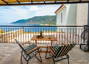 Luksusrom, massasjebadekar, sjøutsikt | Minibar, safe på rommet, skrivebord og skrivebord for bærbar PC