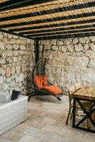 Fjölskylduherbergi - nuddbaðker - sjávarsýn | Míníbar, öryggishólf í herbergi, skrifborð, vinnuaðstaða fyrir fartölvur