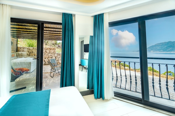 Minibar, in-room safe, desk, laptop workspace