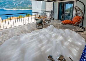 Habitación de lujo, bañera de hidromasaje, vistas al mar | Minibar, caja fuerte, escritorio y espacio para trabajar con un portátil