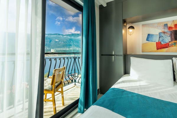 Deluxe-værelse - balkon - havudsigt | Minibar, pengeskab på værelset, skrivebord