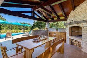 Outdoor dining - Villa Lavantina (Pusti)