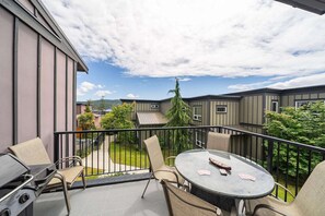 Outdoor dining - 2 Bedroom Sooke Townhome (Sooke)
