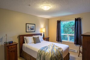 2 bedrooms, iron/ironing board, free WiFi, bed sheets - 2 Bedroom Sooke Townhome (Sooke)