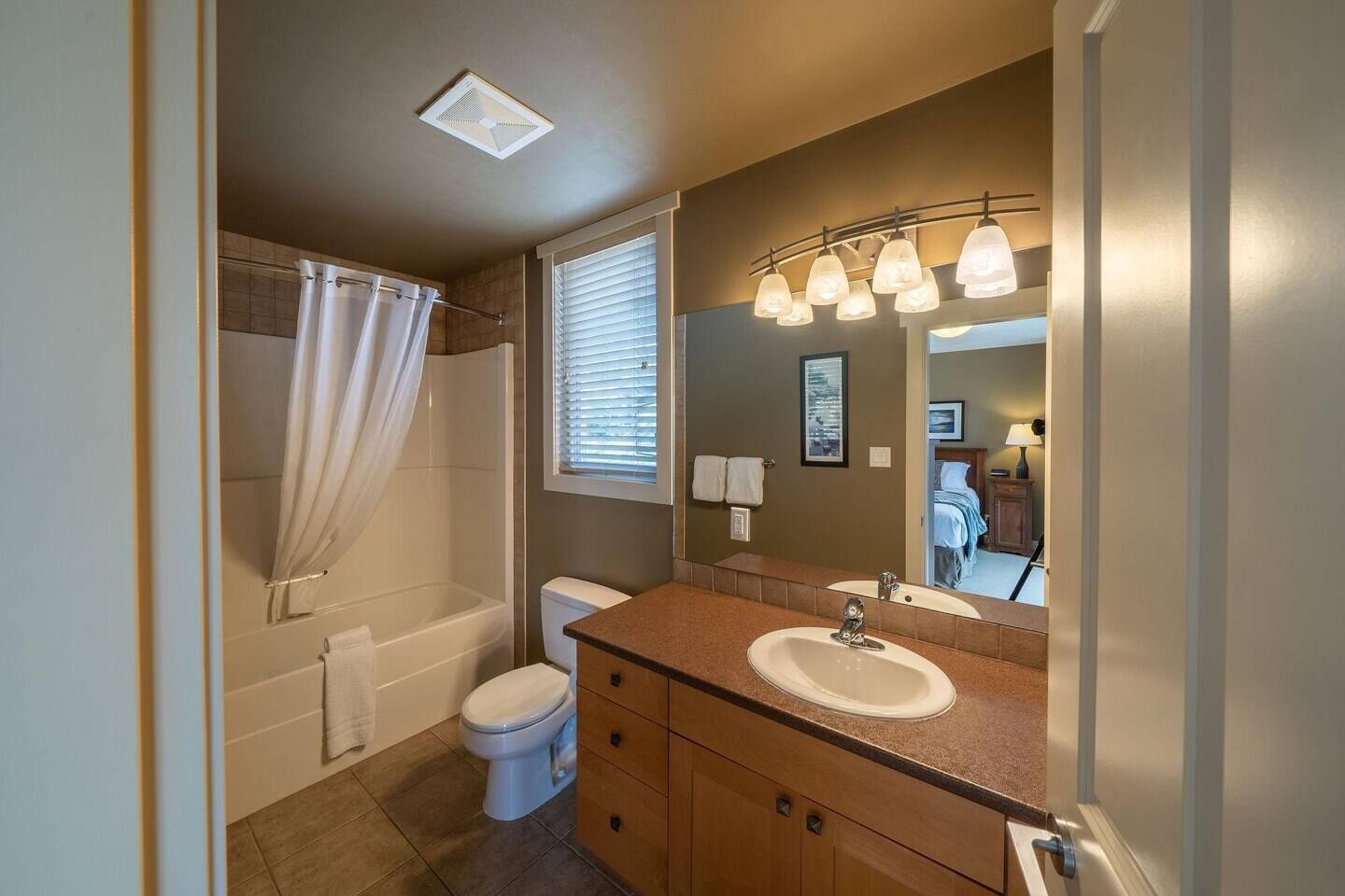 Een haardroger, handdoeken