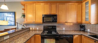 Spacious 2 Bedroom Townhome, Sooke