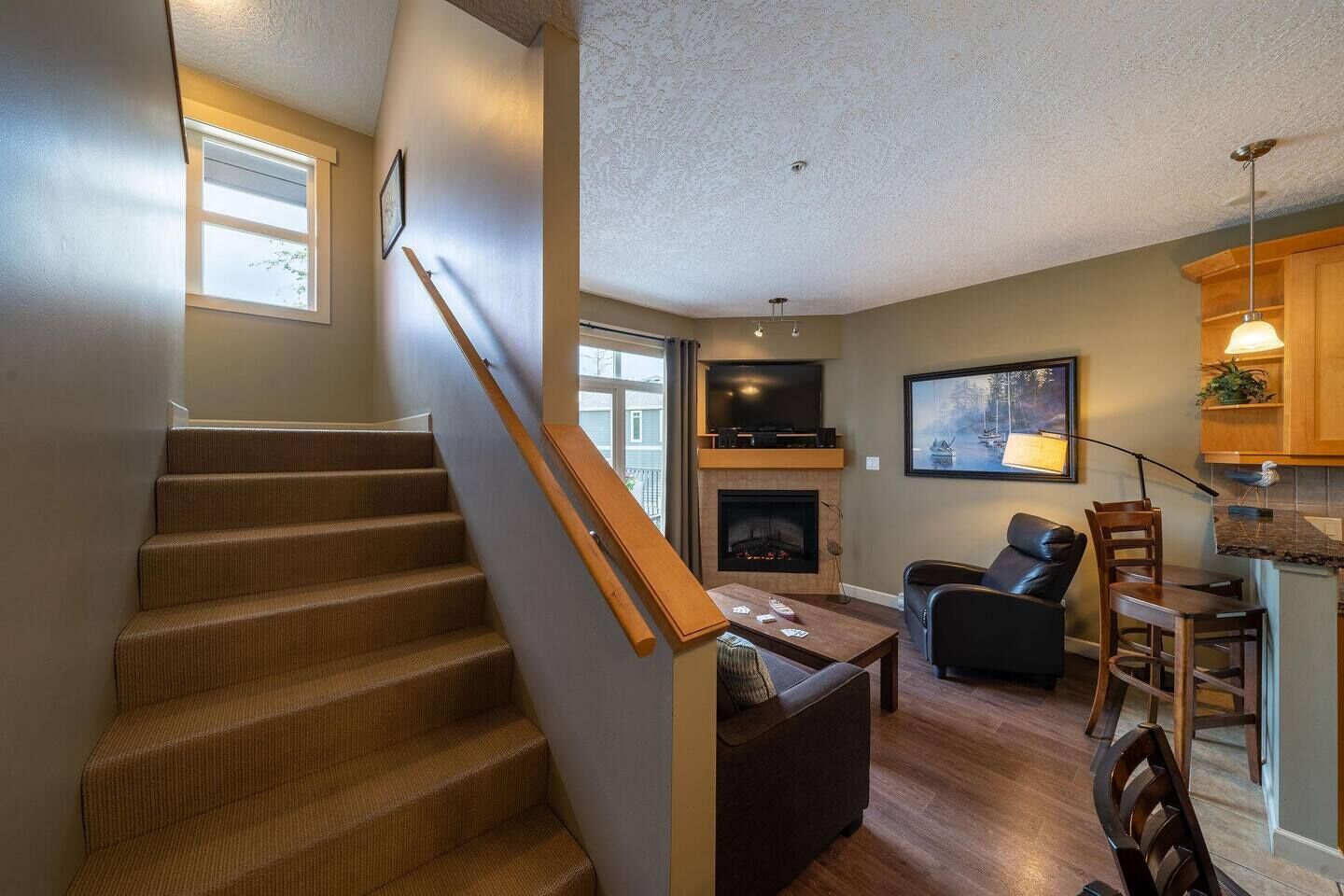 テレビ、暖炉、DVD プレーヤー