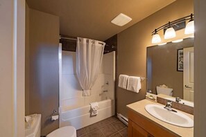 A bathroom with a bathtub, toilet, and sink. - 3 Bedroom Sooke Townhome (Sooke)
