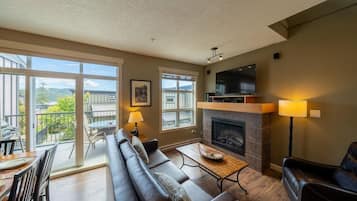 Fernseher, Kamin, DVD-Player