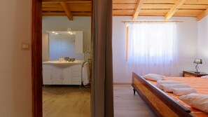 2 bedrooms, iron/ironing board, free WiFi, bed sheets