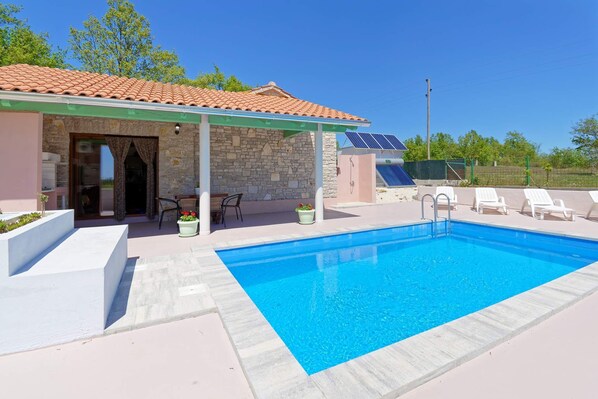 Unclassified image, 1 of 25, button