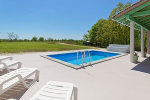 Unclassified image, 5 of 25, button