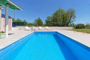 Unclassified image, 2 of 25, button