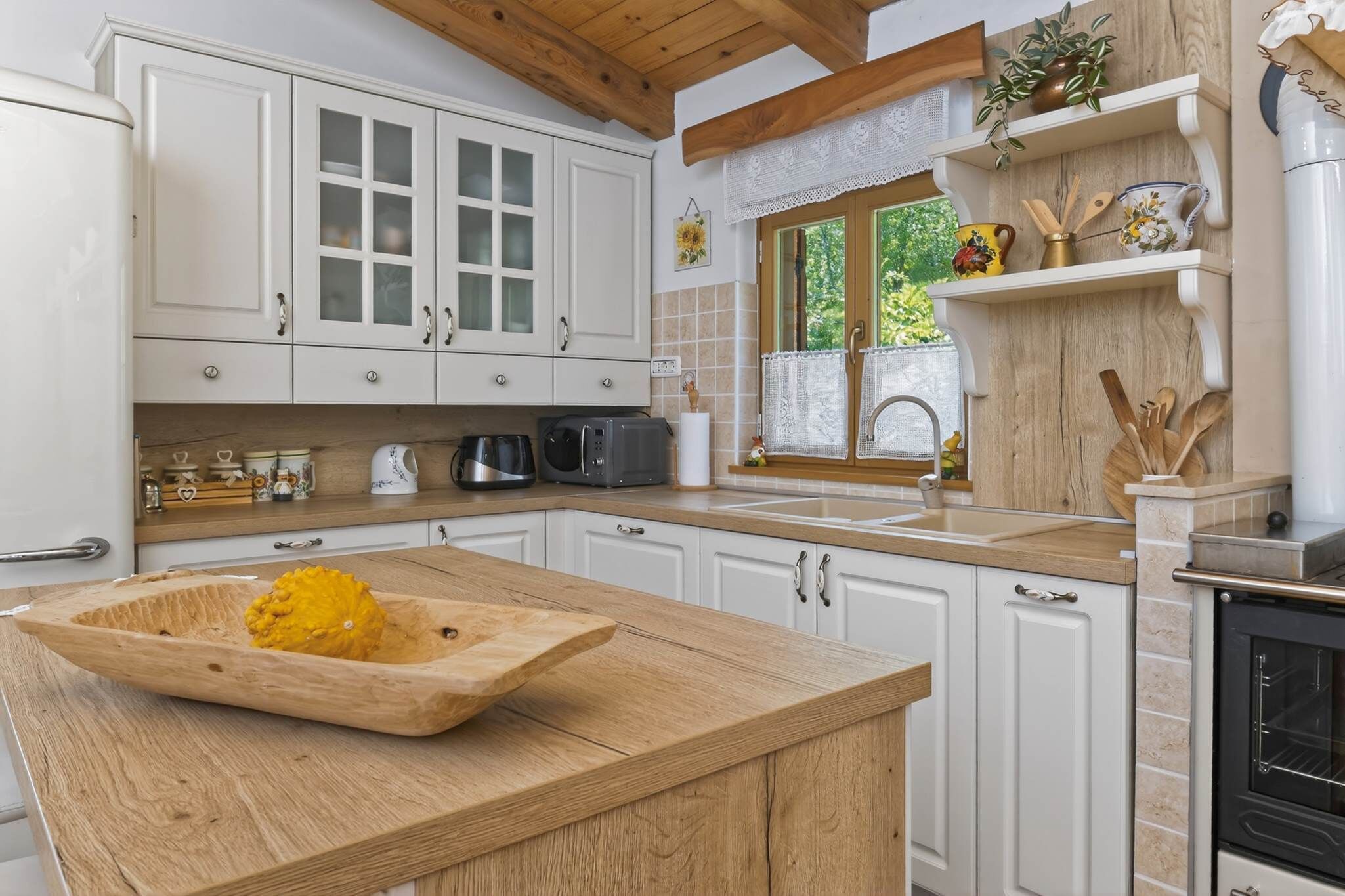 Frigorífico, horno, placa de cocina y lavavajillas