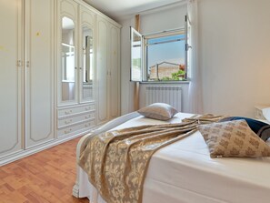 5 bedrooms, iron/ironing board, WiFi, bed sheets - Holiday Home Brajdice - Five Bedroom Holiday Home with Pool (Cerovlje)