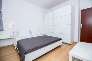 2 عدّة غرف نوم ومكواة/لوح كي وواي فاي وملاءات أسرّة