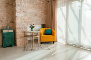 Televisión y chimenea 