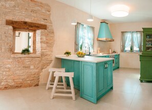 Fridge, microwave, oven, stovetop - Casa Nuoneti - Four Bedroom Holiday Home with Pool (Zminj)