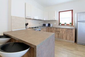 Kylskåp, mikrovågsugn, ugn och spishäll