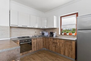 Frigorifero, microonde, forno, piano cottura