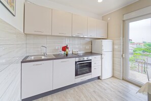 雪櫃、微波爐、焗爐、爐具