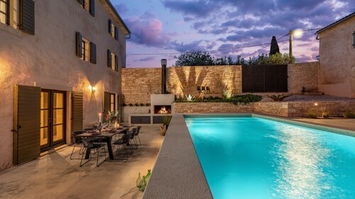 Villa Elena - 10 Personen, 4 Schlafzimmer, 4 Badezimmer, Pool, Grill