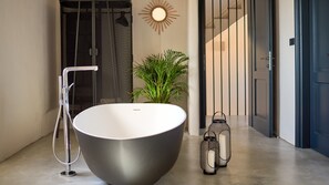 Bathtub, hair dryer, bidet, towels - Villa Elena - Four Bedroom Villa with Pool (Bale)