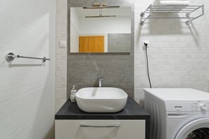 Bathtub, hair dryer, bidet, towels