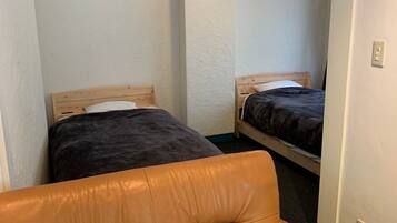 1 bedroom, desk, WiFi (free), bed sheets