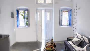 Exclusief huis, patio | Woonruimte | Een 42-inch ledtelevisie met kabelzenders en een televisie