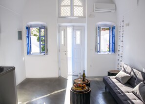 Exclusive House, Patio | Living area | 42-inch LED TV with cable channels, TV - ArcadOia (Santorini)