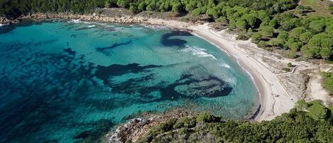 Beach nearby, sun loungers, beach towels