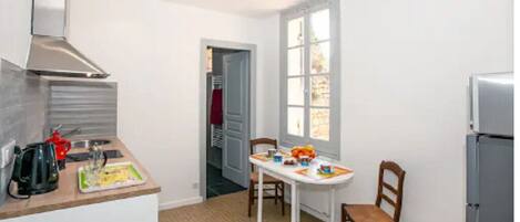 Réfrigérateur, micro-ondes, plaque de cuisson, cafetiÚre/bouilloire