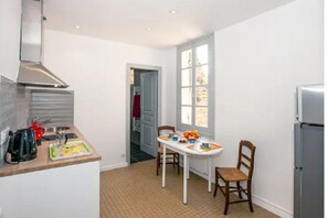 Een koelkast, een microgolfoven, een kookplaat