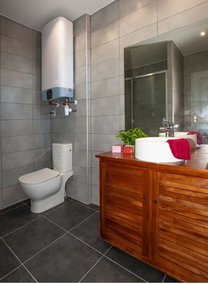 Shower, hair dryer, towels, soap - Ursulines garden, Saint-Émilion center, T1 35m2 (Saint-Émilion)
