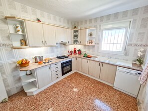 Een koelkast, een microgolfoven, een oven, een vaatwasser