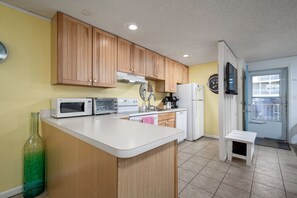 Microwave, dishwasher - Cute ground floor condo, just 1/2 block to the beach (Ocean City)