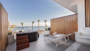 Posh Jacuzzi Suite | Balcón