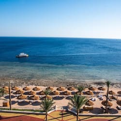 Playa privada, camastros, sombrillas y toallas de playa