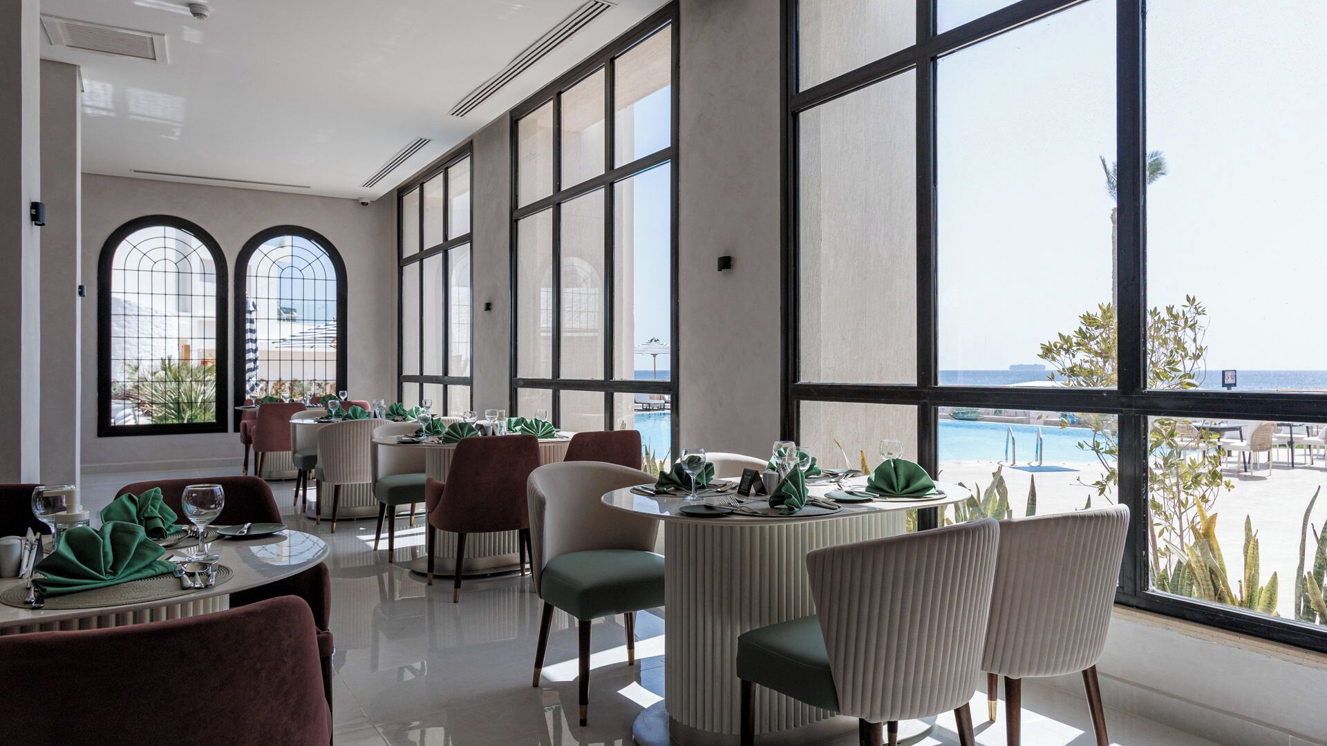 12 restaurants, breakfast, lunch, dinner served; international cuisine