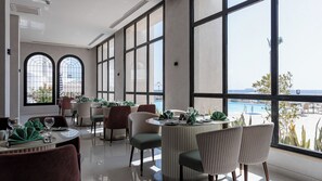 12 restaurants, servant le déjeuner et le dîner; cuisine internationale