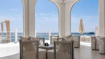 12 restaurants, breakfast, lunch, dinner served; international cuisine