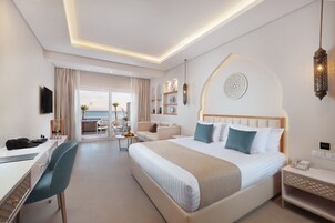 Posh Jacuzzi Suite | Premium bedding, minibar, in-room safe, blackout drapes