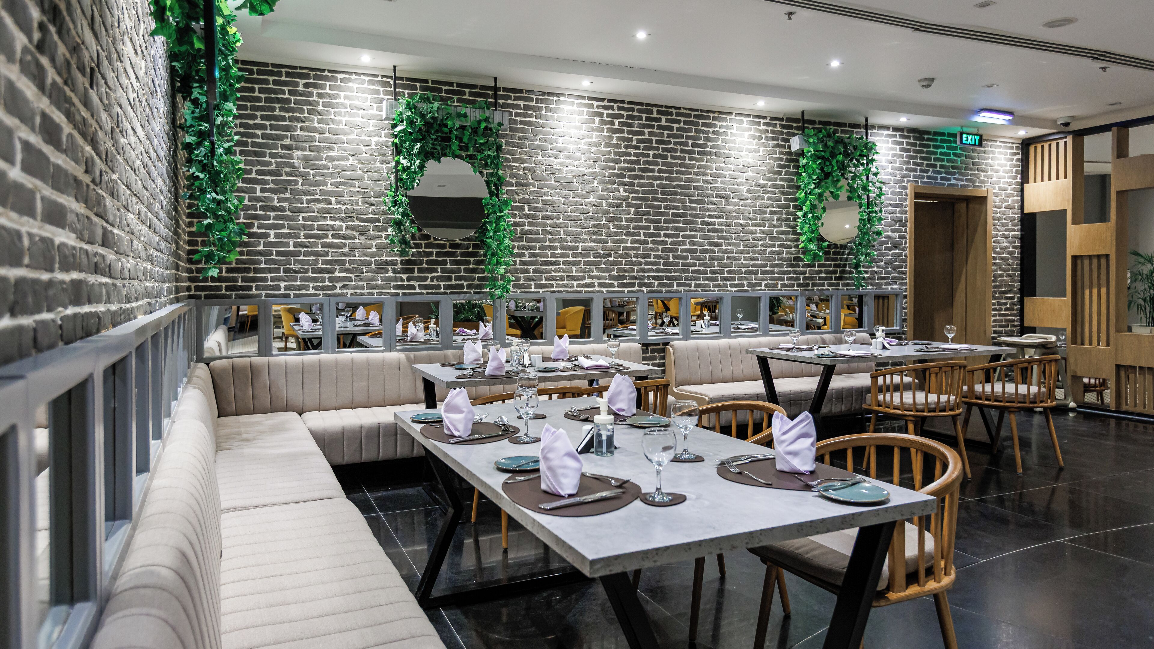 12 restaurants, breakfast, lunch, dinner served; international cuisine