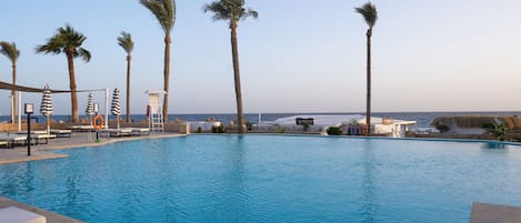 5 piscinas al aire libre, sombrillas, sillones reclinables de piscina