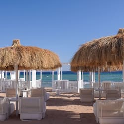 Playa privada, camastros, sombrillas y toallas de playa