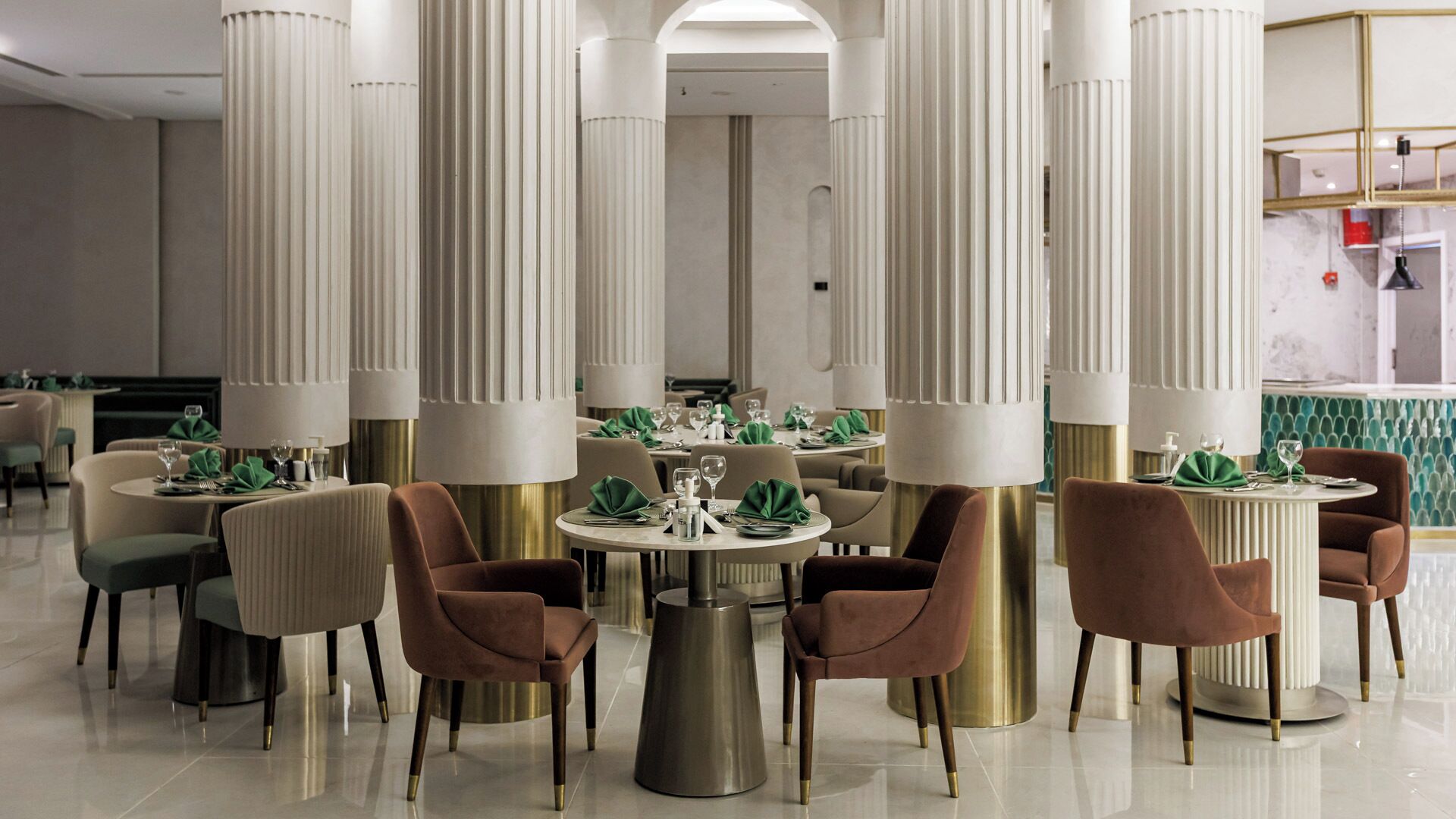 12 Restaurants; Frühstück, Mittagessen und Abendessen werden serviert